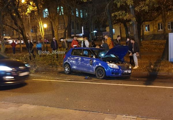В Ставрополе иномарка без тормозов врезалась в дерево
